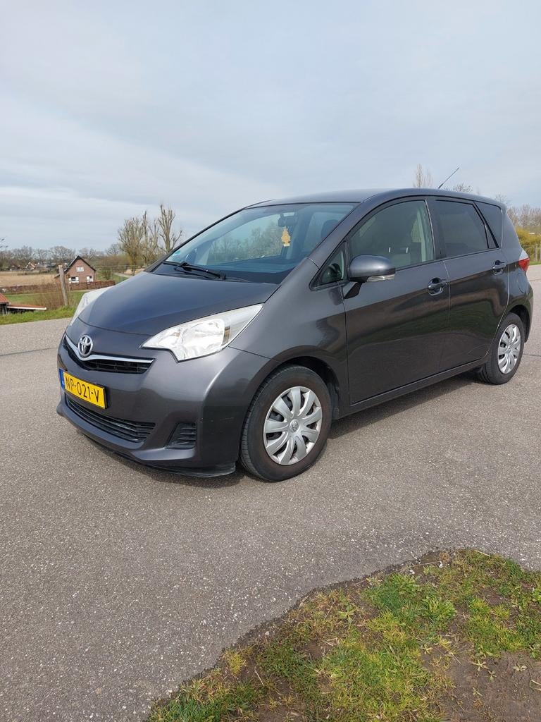 Toyota Verso-S 1.3 Vvt-i Multidrive CVT 2014 Grijs, Auto's, Toyota, Stof, Zwart, 4 cilinders, 1329 cc