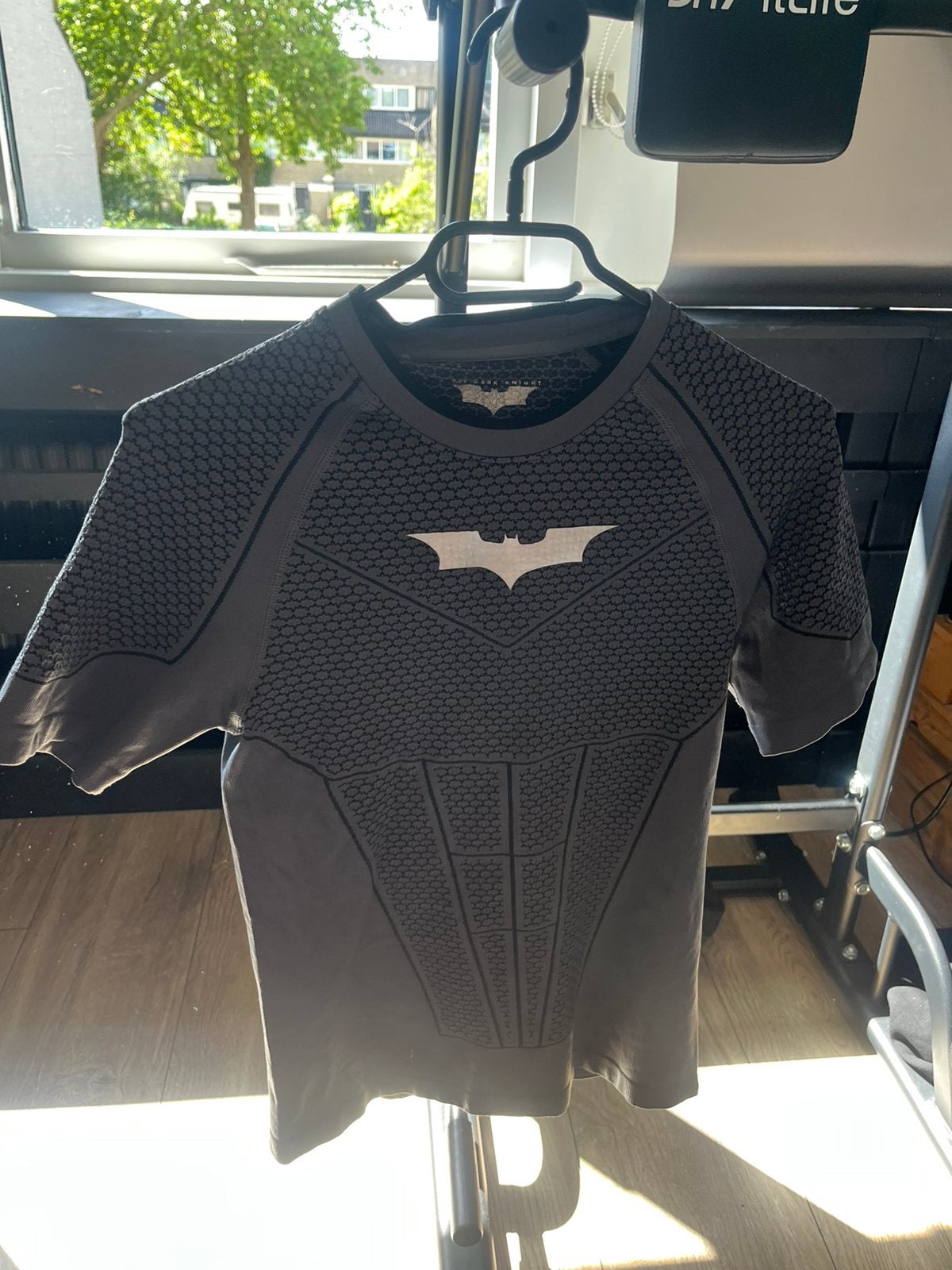 YoungLA T batman collectie grijs, Ophalen, Zo goed als nieuw, Maat 48/50 (M)