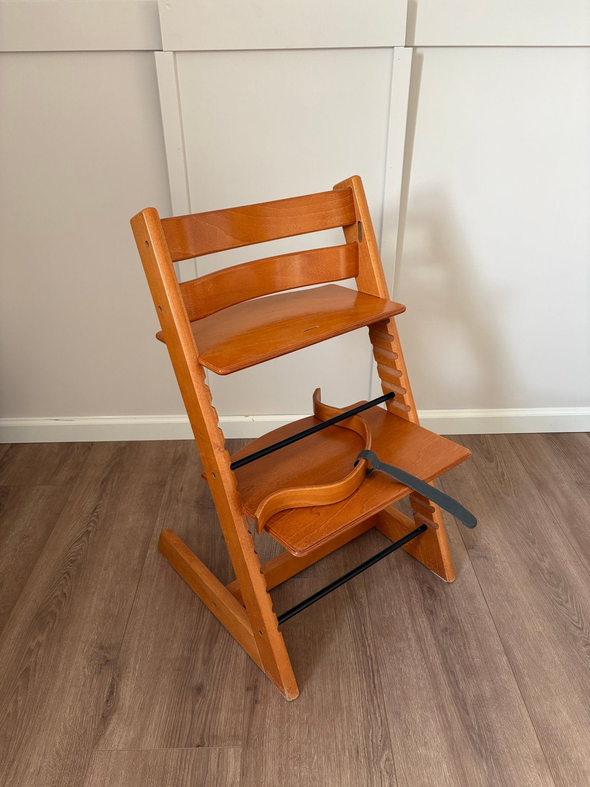 Stokke Tripp Trapp nieuw model kersenhout met beugel, Ophalen of Verzenden, Gebruikt, Meegroeistoel, Aanschuifbaar