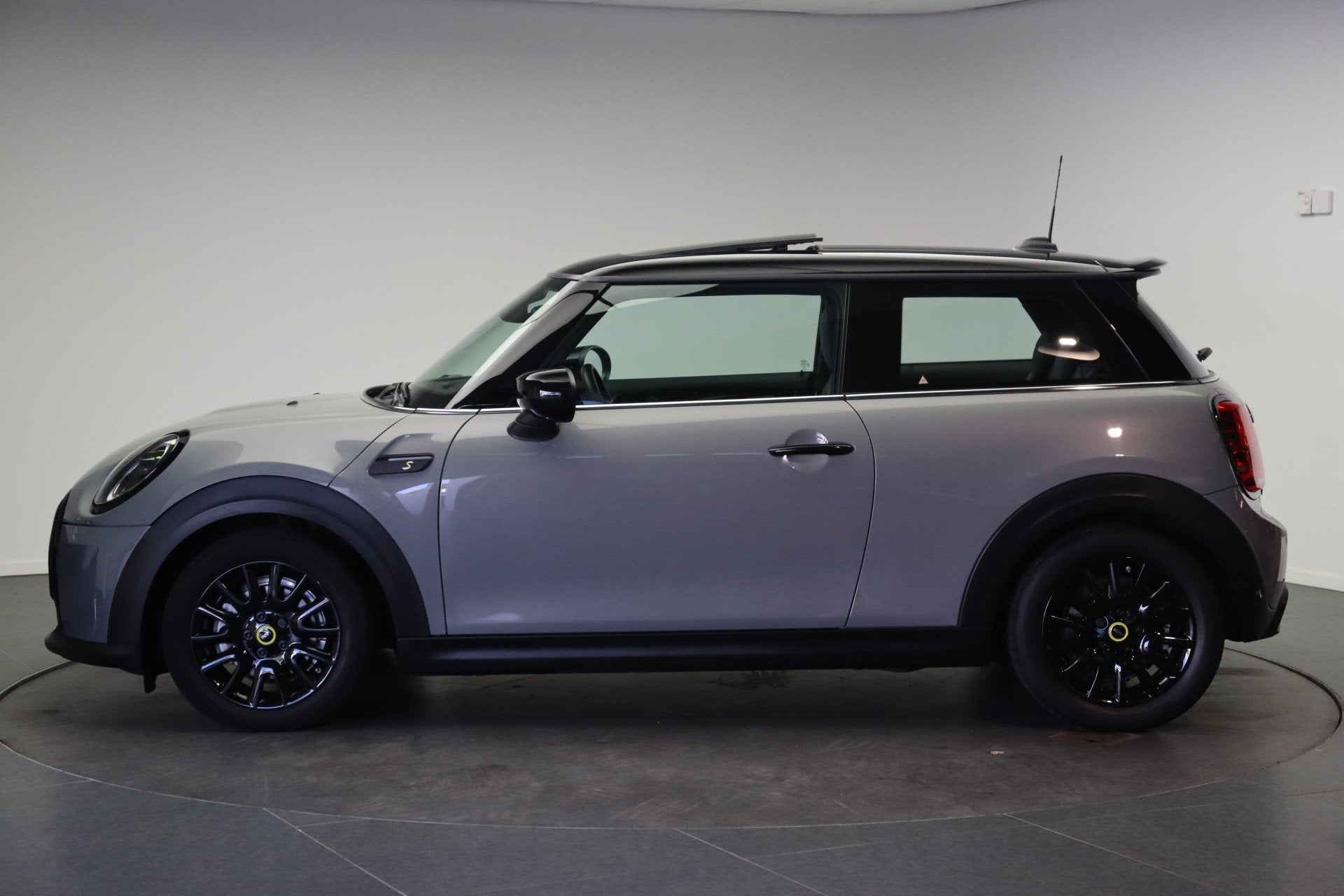 MINI Electric Classic / Panoramadak / Sportstoelen / LED / C, Auto's, Dealer onderhouden, Met garantie (alle), Leder en Stof, Mini Electric