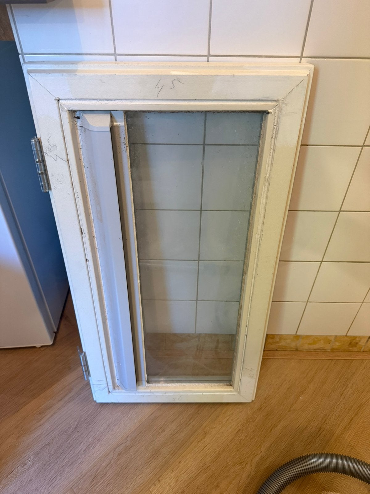 Houten kiepraam met HR++ glas en ventilatierooster, Ophalen, Zo goed als nieuw, Gevelraam of Ruit, Dubbelglas