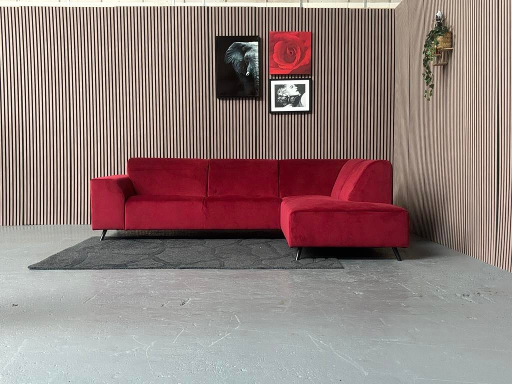 GRATIS LEVERING Velvet Hoekbank Rood 270x195 SHOWMODEL, 250 tot 300 cm, Hoekbank, Nieuw, Ophalen of Verzenden