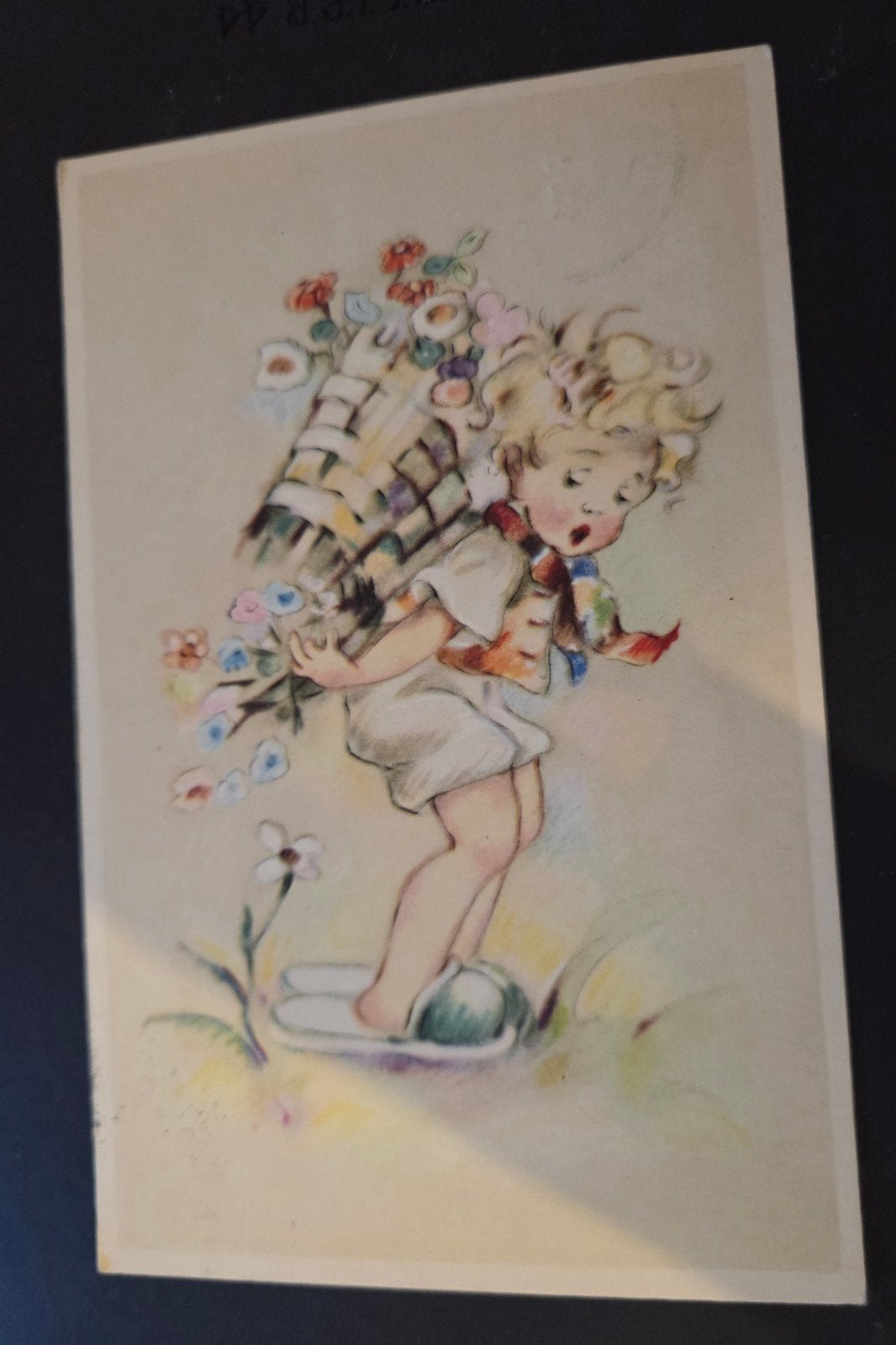 Jongen met bloemenmand, Verzamelen, Ansichtkaarten | Themakaarten, Verzenden, 1940 tot 1960, Gelopen, Kinderen