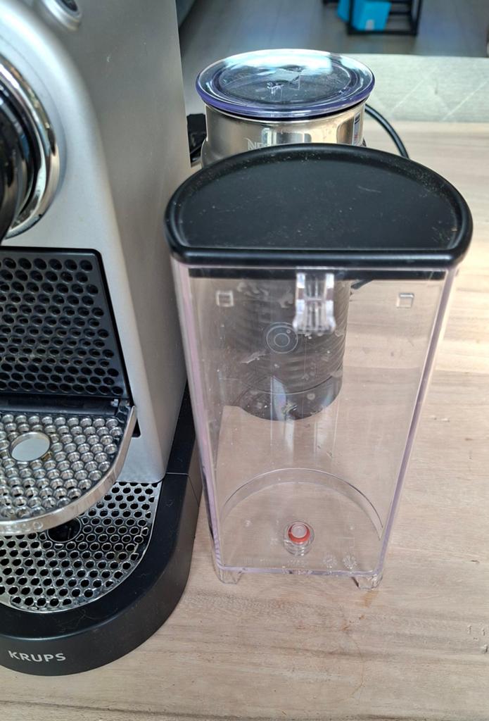 Waterreservoir nespresso koffiemachine, Ophalen, Zo goed als nieuw, Koffiemachine