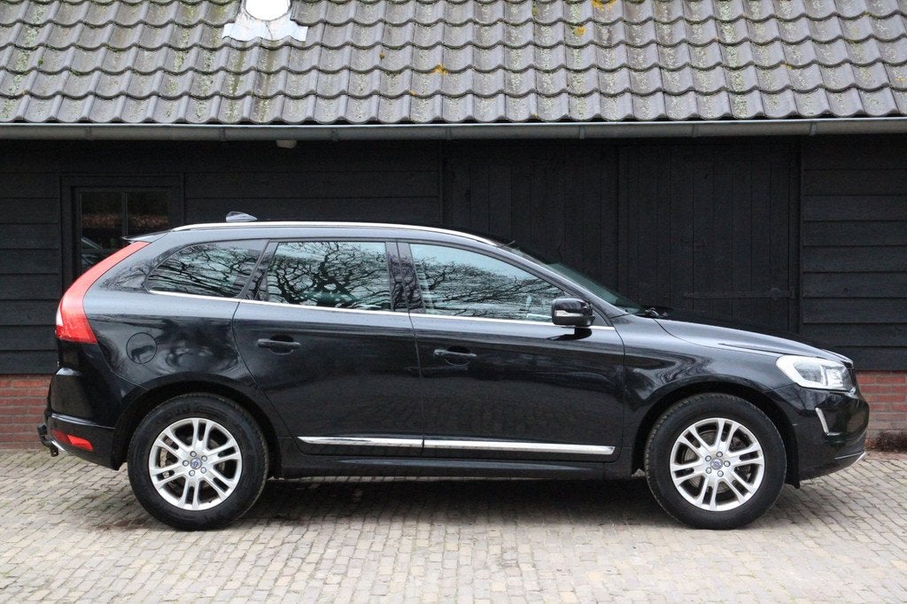 Volvo XC60 2.0 D4 FWD Summum Xenon/Leer/Navigatie/Parkeersen, Auto's, Gebruikt, 4 cilinders, 1634 kg, Zwart