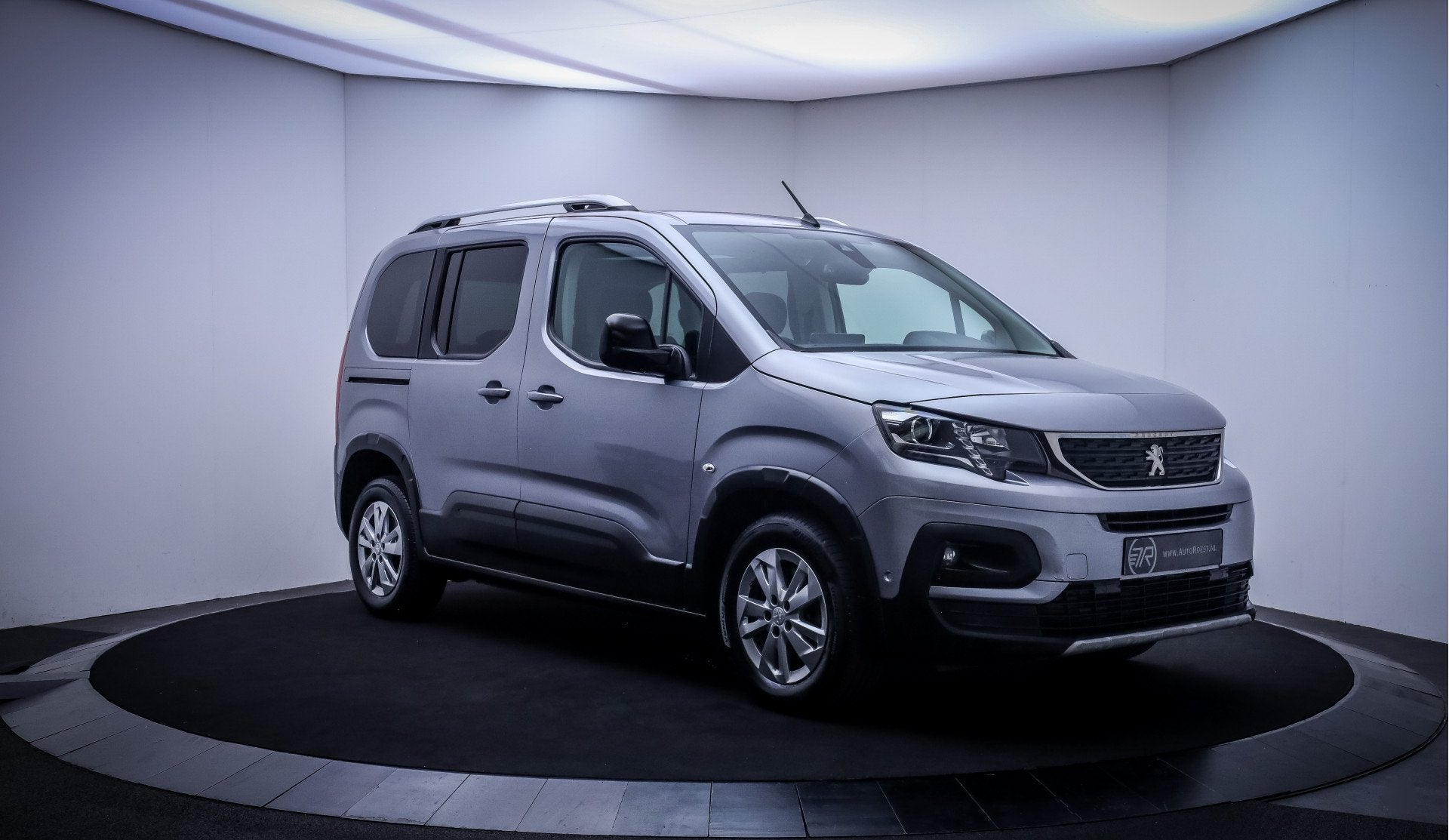 Peugeot Rifter 1.2T Aut. ALLURE PACK PANO | NAVI | 360 CAMER, Auto's, Peugeot, Dealer onderhouden, Stof, Gebruikt, Zwart