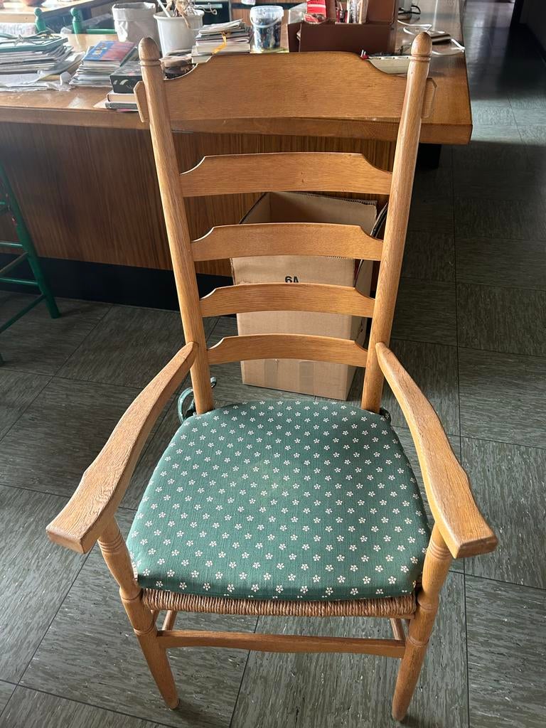 Tafel met 4 houten stoelen met armleuningen, massief hout !, Ophalen