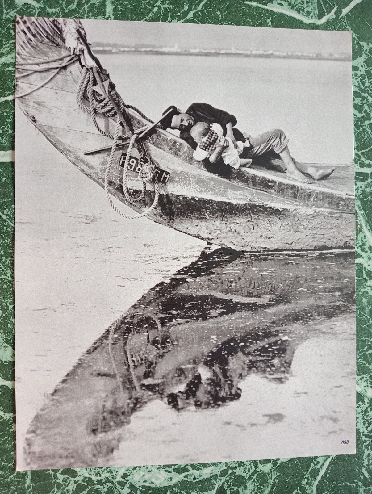 Fotogravure circa 1970 Man met baby op een boot, Ophalen of Verzenden, 1960 tot 1980, Gebruikt