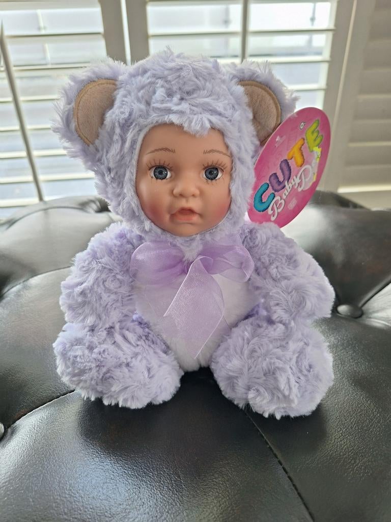 Schattige babypop in paars berenpakje - Nieuw met label, Kinderen en Baby's, Ophalen of Verzenden, Nieuw, Babypop