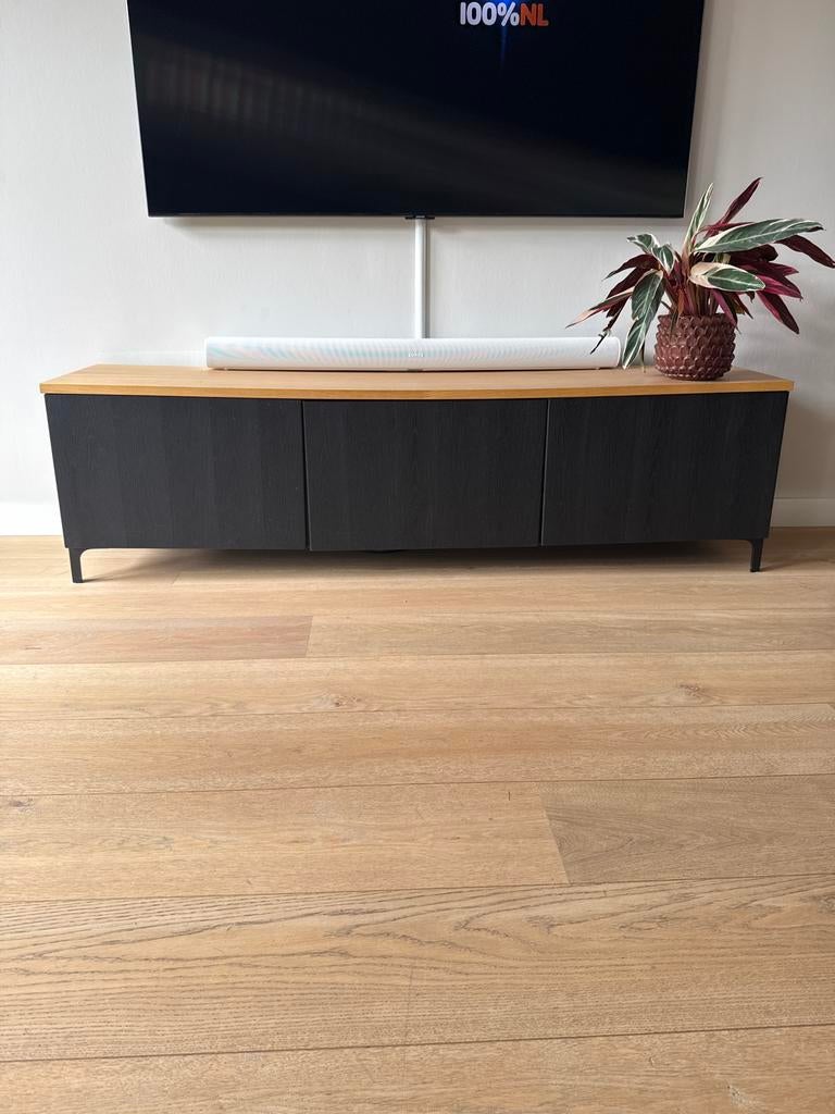 Modern TV-meubel met eiken blad en zwarte kasten, Ophalen, 150 tot 200 cm, Eikenhout, Zo goed als nieuw