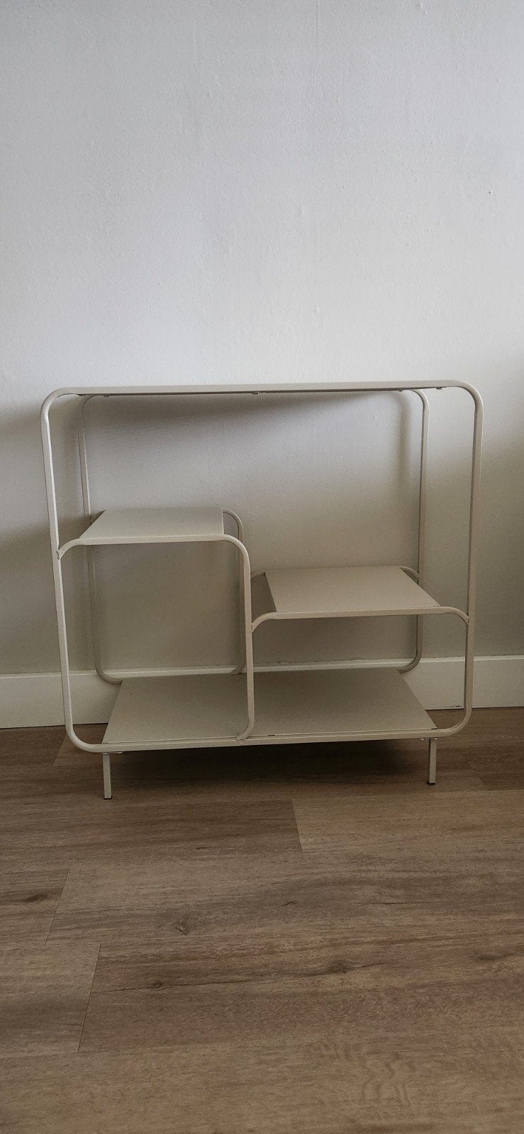 Modern beige metalen rek met planken, Huis en Inrichting, Kasten | Boekenkasten, Ophalen, 50 tot 100 cm, Zo goed als nieuw, Minder dan 100 cm