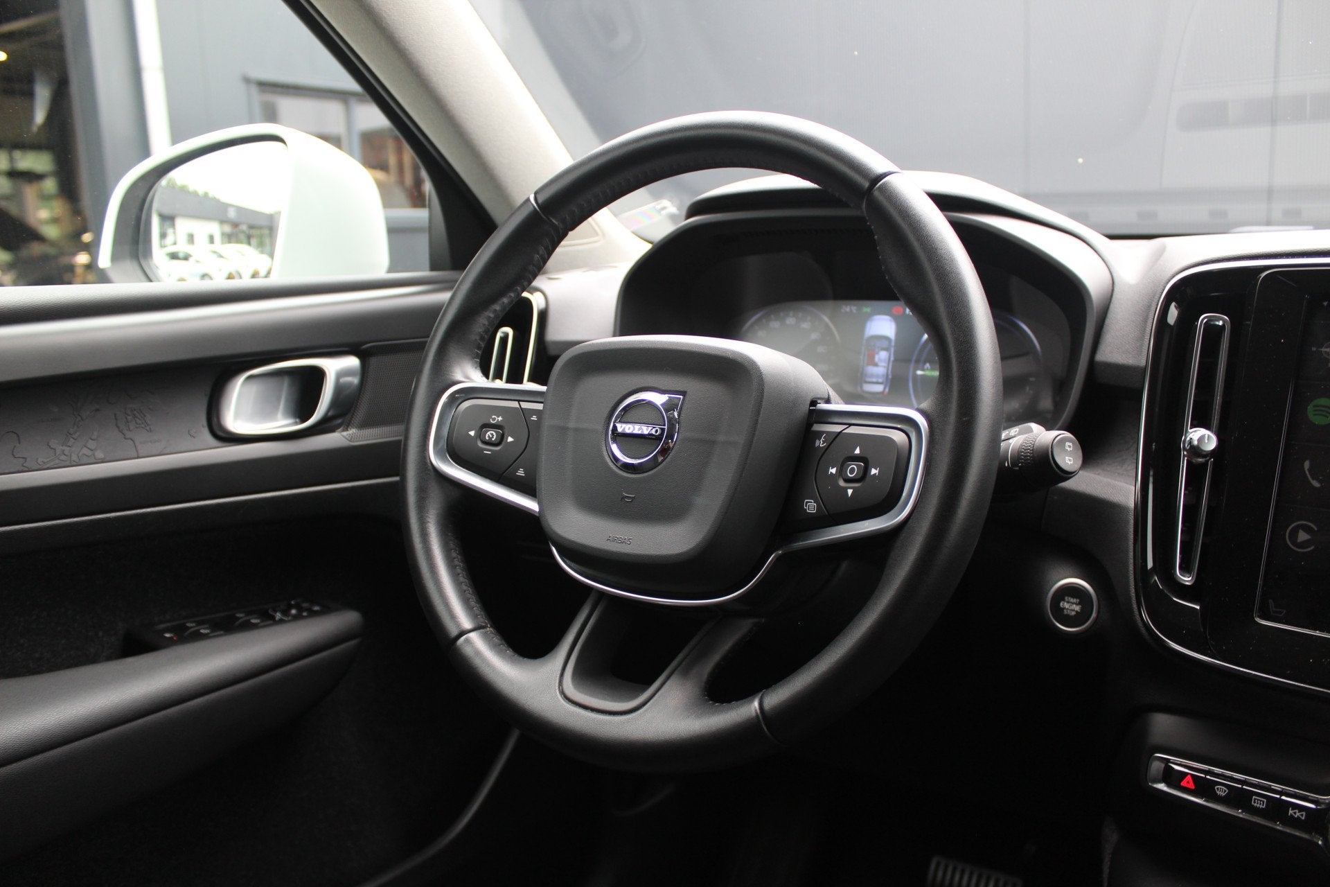 Volvo XC40 1.5 T5 Twin Engine Momentum Pro | Incl. 12 maande, Auto's, 12 maanden, Stof, 1712 kg, Wit