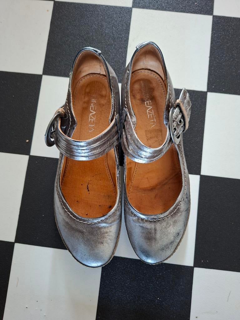 Damesschoenen maat 39,  zilverkleurig leer, klein hakje., Ophalen of Verzenden, Zo goed als nieuw, Overige kleuren, Sneakers of Gympen