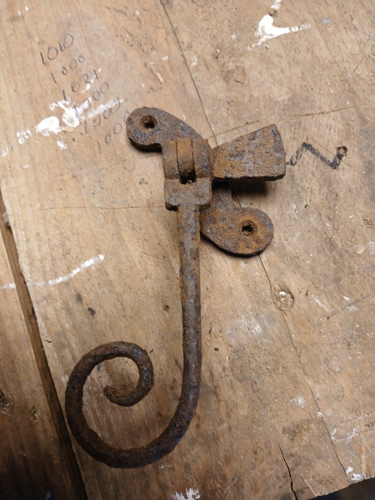 Antieke ijzeren klink met krul - Rustiek en decoratief., Ophalen of Verzenden, Gebruikt, IJzer, Klink of Kruk