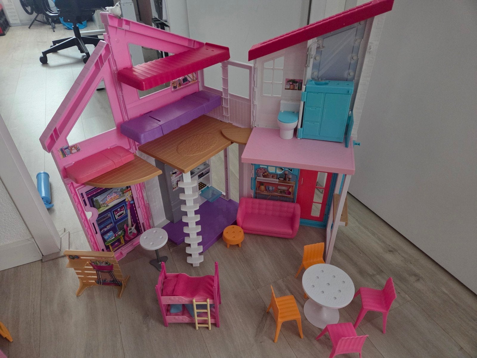 Prachtig Barbie Droomhuis met meubels, Kinderen en Baby's, Speelgoed | Poppenhuizen, Ophalen, Zo goed als nieuw, Poppenhuis