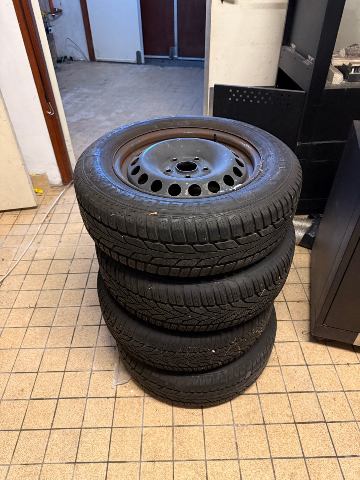 Winterbanden set voor VW Polo met goed profiel, Gebruikt, 15 inch, Banden en Velgen, Personenwagen