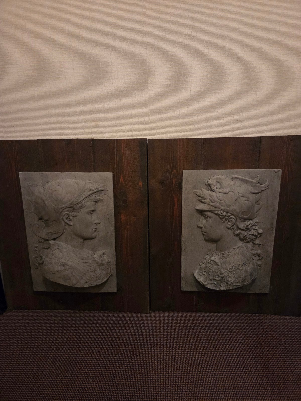 Romeinse stenen beelden op houten achterplaat, Ophalen