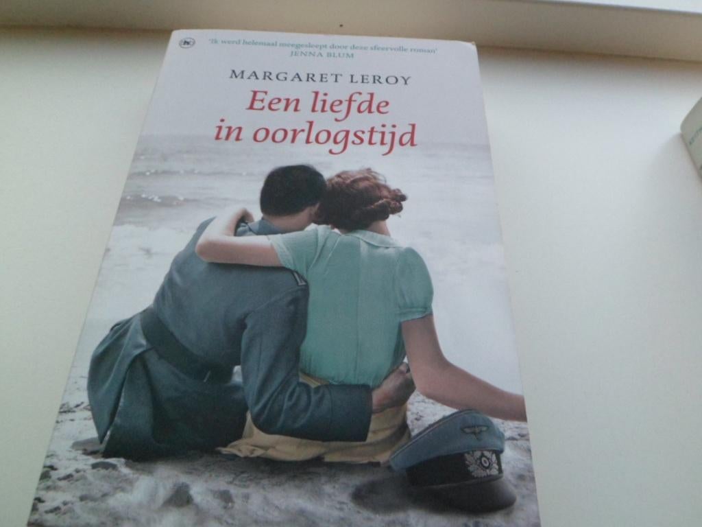 Een liefde in oorlogstijd - Margaret Leroy, Ophalen of Verzenden, Zo goed als nieuw