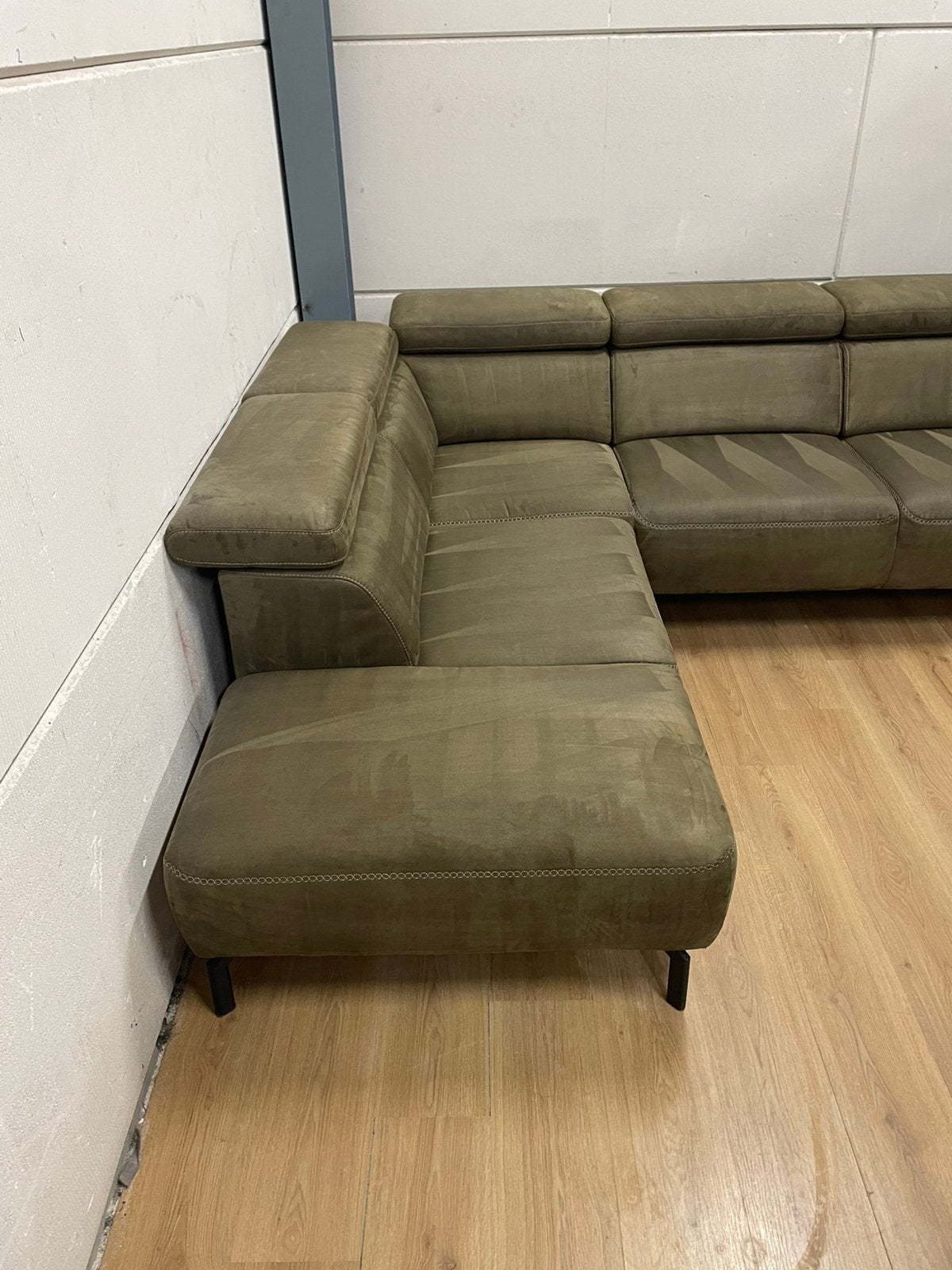 Foto 3 van Mooie luxe suede groene hoekbank met hoofdsteunen GEREINIGD!