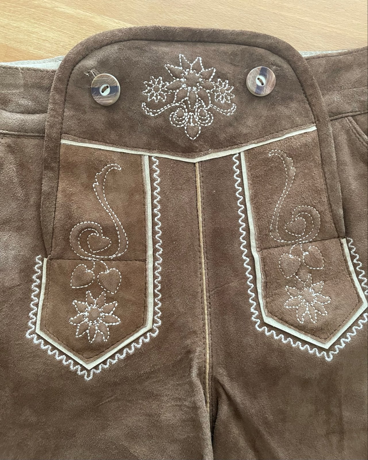 Bruine dames lederhose met borduursels, Kleding | Dames, Broeken en Pantalons, Maat 42/44 (L), Nieuw, Ophalen of Verzenden, Bruin
