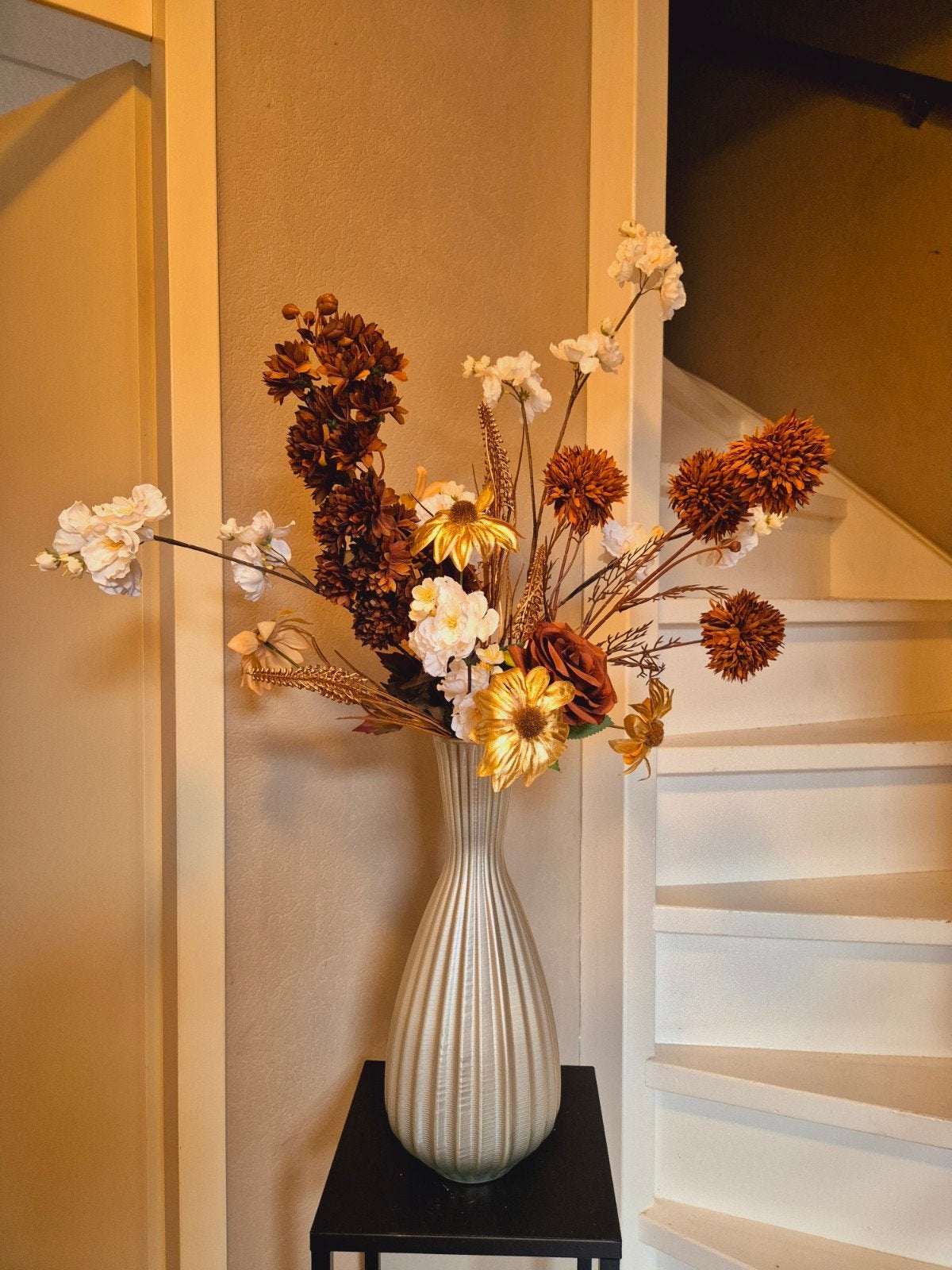 hoge parelmoer kleurige vaas met bruin beige goud boeket, Ophalen, Binnen, Inclusief kunstbloemen, 90 cm