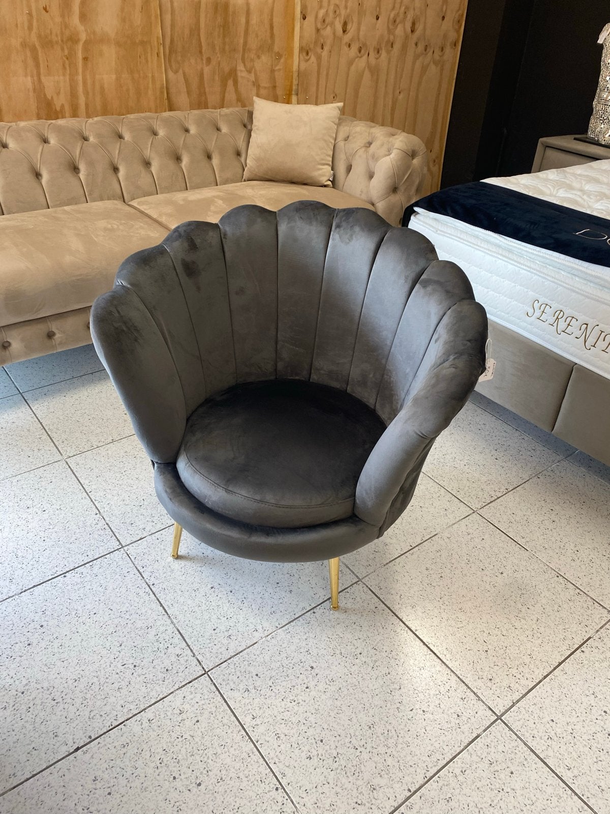 Schelp Fauteuil Donkergrijs met Gouden Poten, Huis en Inrichting, Fauteuils, Ophalen, Zo goed als nieuw, Stof, 75 tot 100 cm