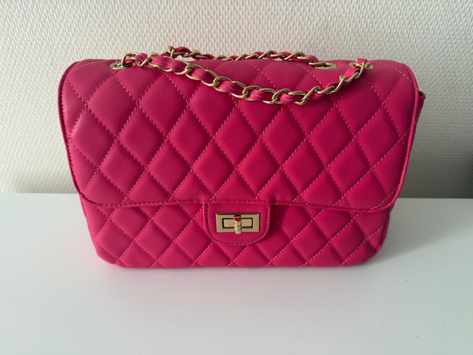 Stijlvolle Roze Quilted Schoudertas met Gouden Ketting, Sieraden, Tassen en Uiterlijk, Ophalen of Verzenden, Nieuw, Roze, Overige merken