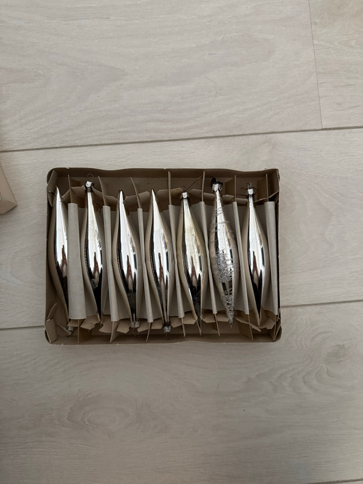 Zilverkleurige glazen kerst hangers, Ophalen, Zo goed als nieuw
