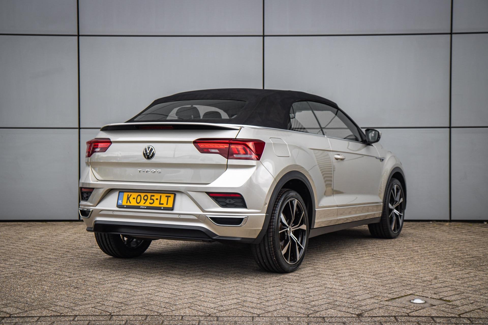 Volkswagen T-Roc Cabrio 1.5 TSI 150pk DSG R-Line | Achteruit, Auto's, Volkswagen, 12 maanden, Stof, 4 cilinders, 4 stoelen