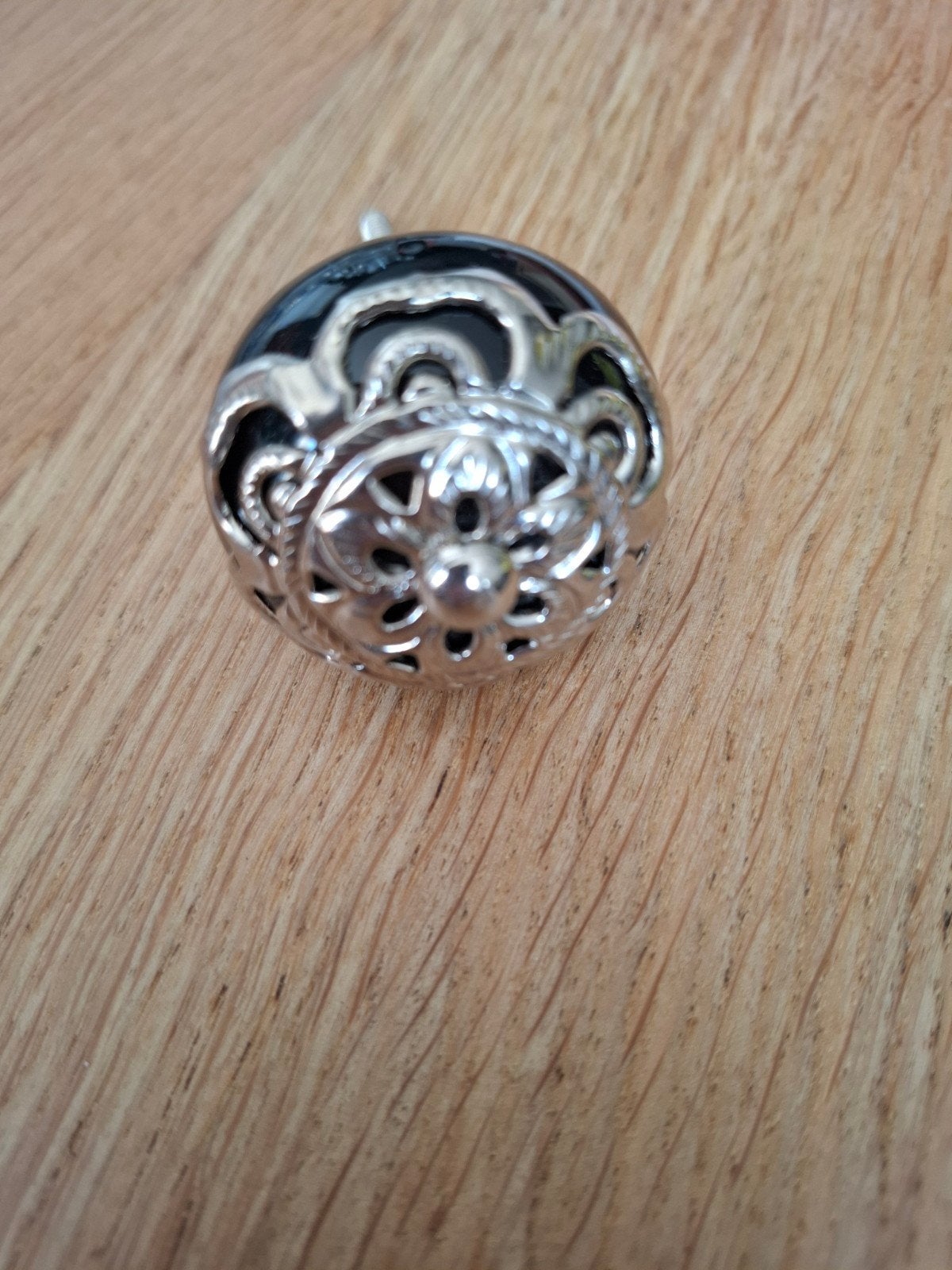 Set van 4 Zwarte Kastknoppen, Doe-het-zelf en Verbouw, Hang- en Sluitwerk, Ophalen of Verzenden, Zo goed als nieuw, Overige materialen
