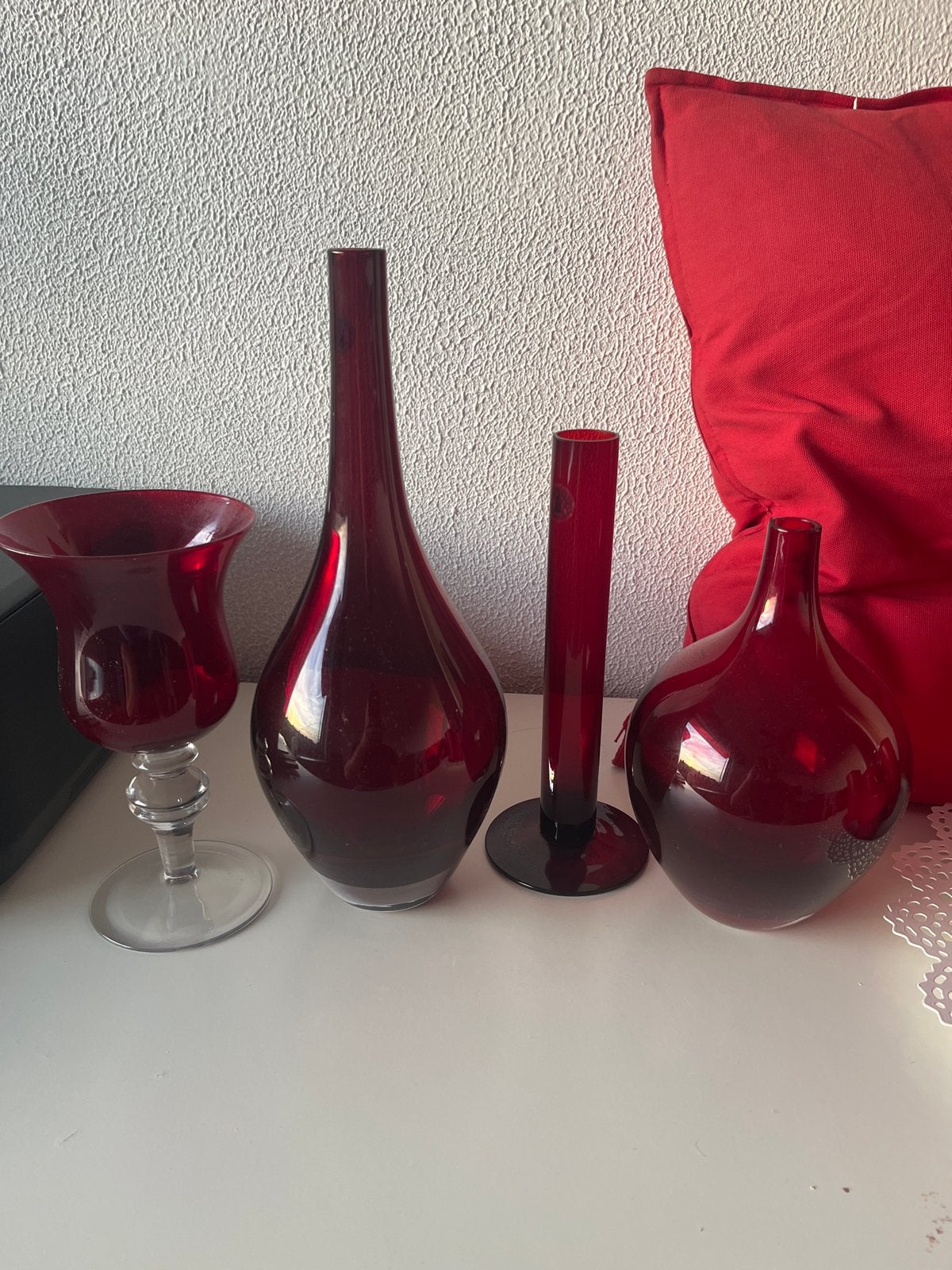 Set van 4 rode glazen vazen en kandelaar, Antiek en Kunst, Ophalen