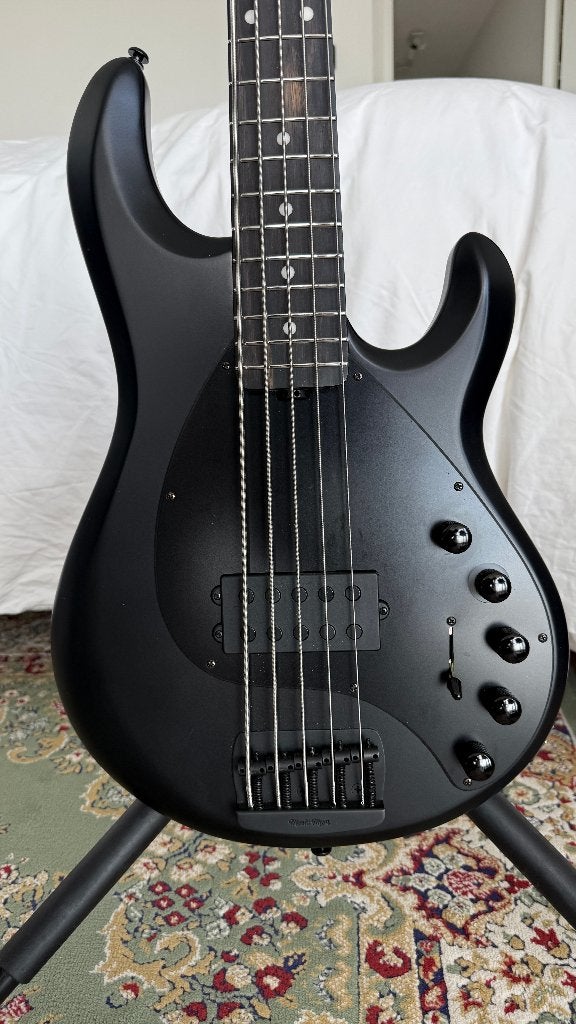 Music Man DarkRay 5 Stealth Black, Ophalen, Zo goed als nieuw, Elektrisch, 5-snarig