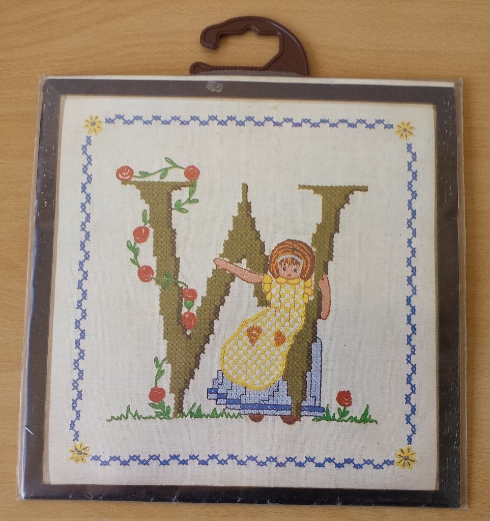 Letter W Pakket Alfhild Arnesen - Bremer Tapisserie - jrn.70, Hobby en Vrije tijd, Nieuw, Ophalen of Verzenden, Handborduren, Bremer Tapisserie