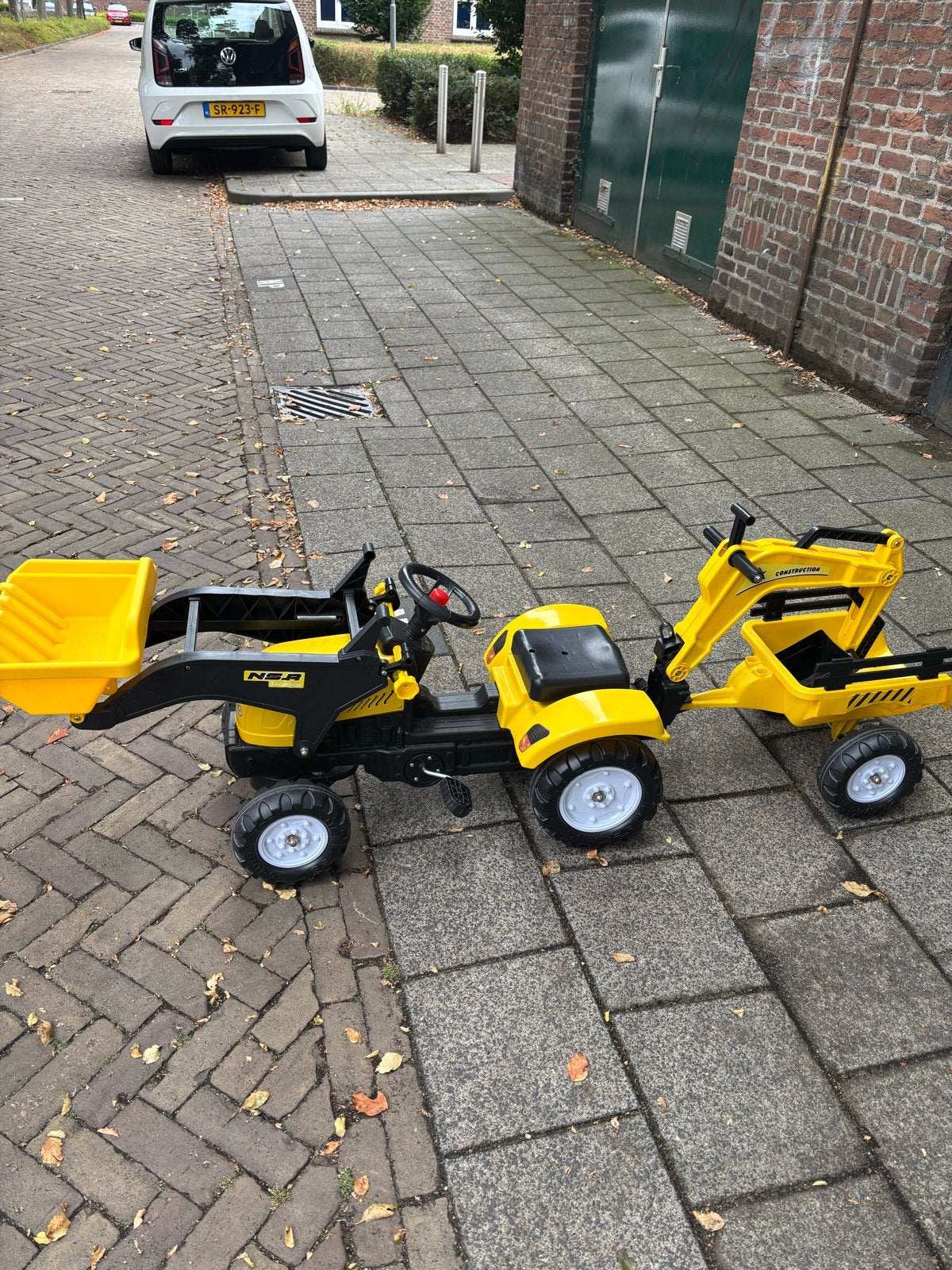 Gele traptractor met aanhanger en graafmachine, Ophalen, Zo goed als nieuw, Trapvoertuig