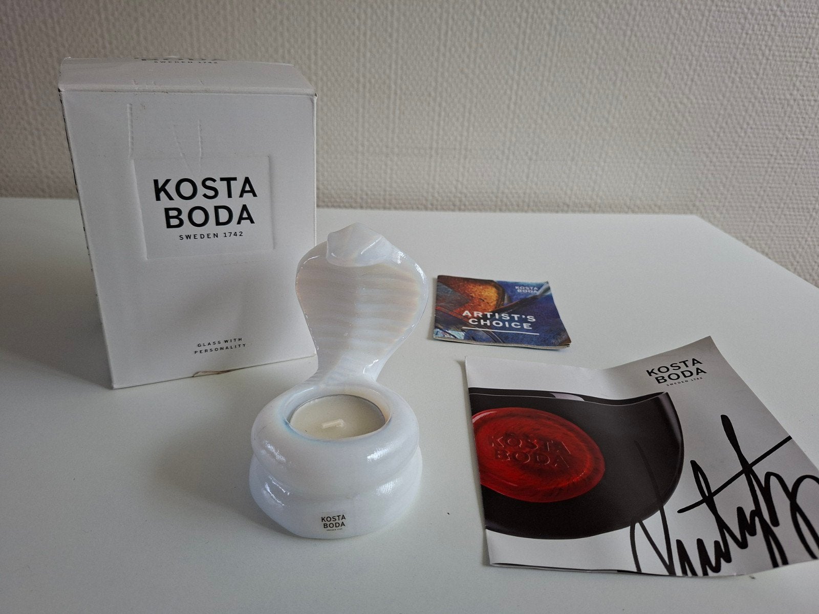 Kosta Boda Cobra theelichthouder - wit glas, Kosta Boda, Wit, Waxinelichthouder, Ophalen of Verzenden
