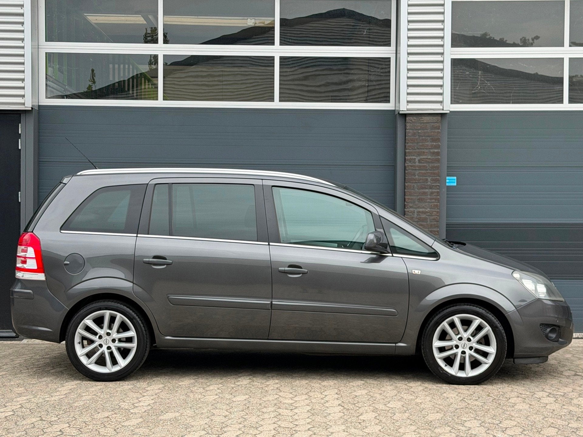 Opel Zafira 1.8 Cosmo OLIE VERBRUIK! AIRCO CRUISE PDC APK, Stof, Gebruikt, Zwart, 4 cilinders