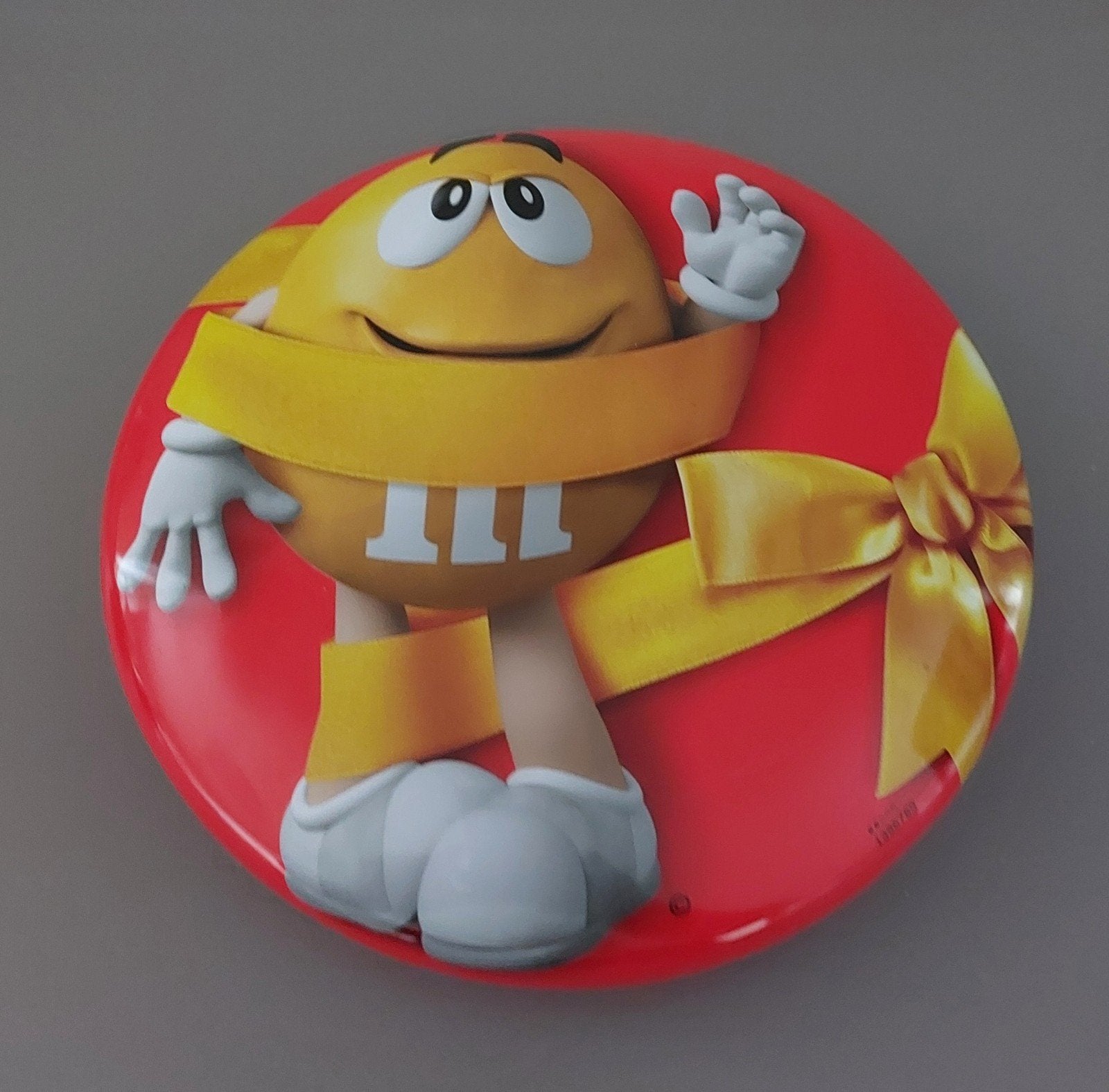 M&M's rond blik geel rood met strik, Verzamelen, Ophalen of Verzenden, Zo goed als nieuw, Overige, Overige merken