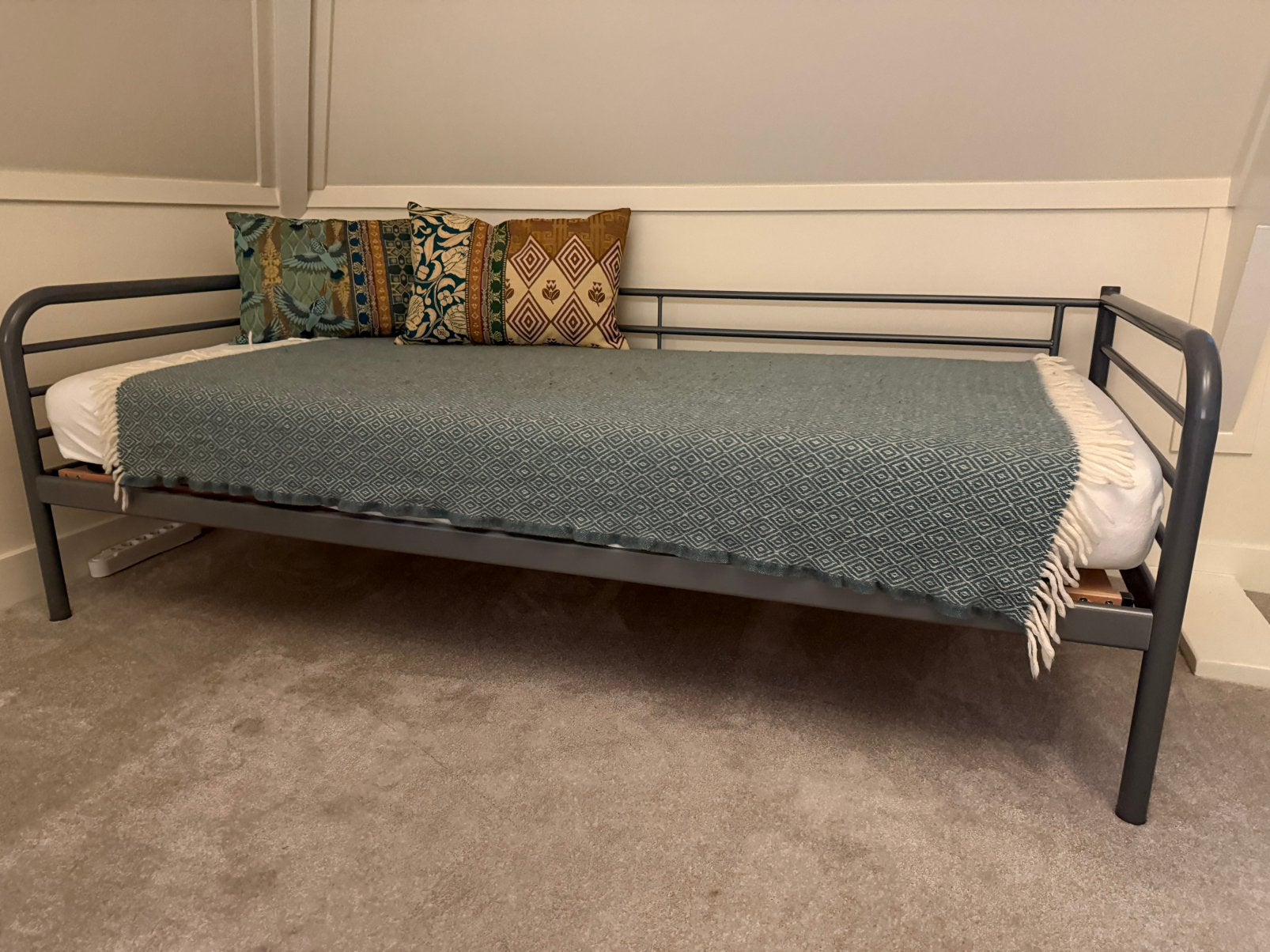 Eenpersoons (logeer)bed, metaal, donkergrijs, Ophalen, 90 cm, Eenpersoons, Zo goed als nieuw