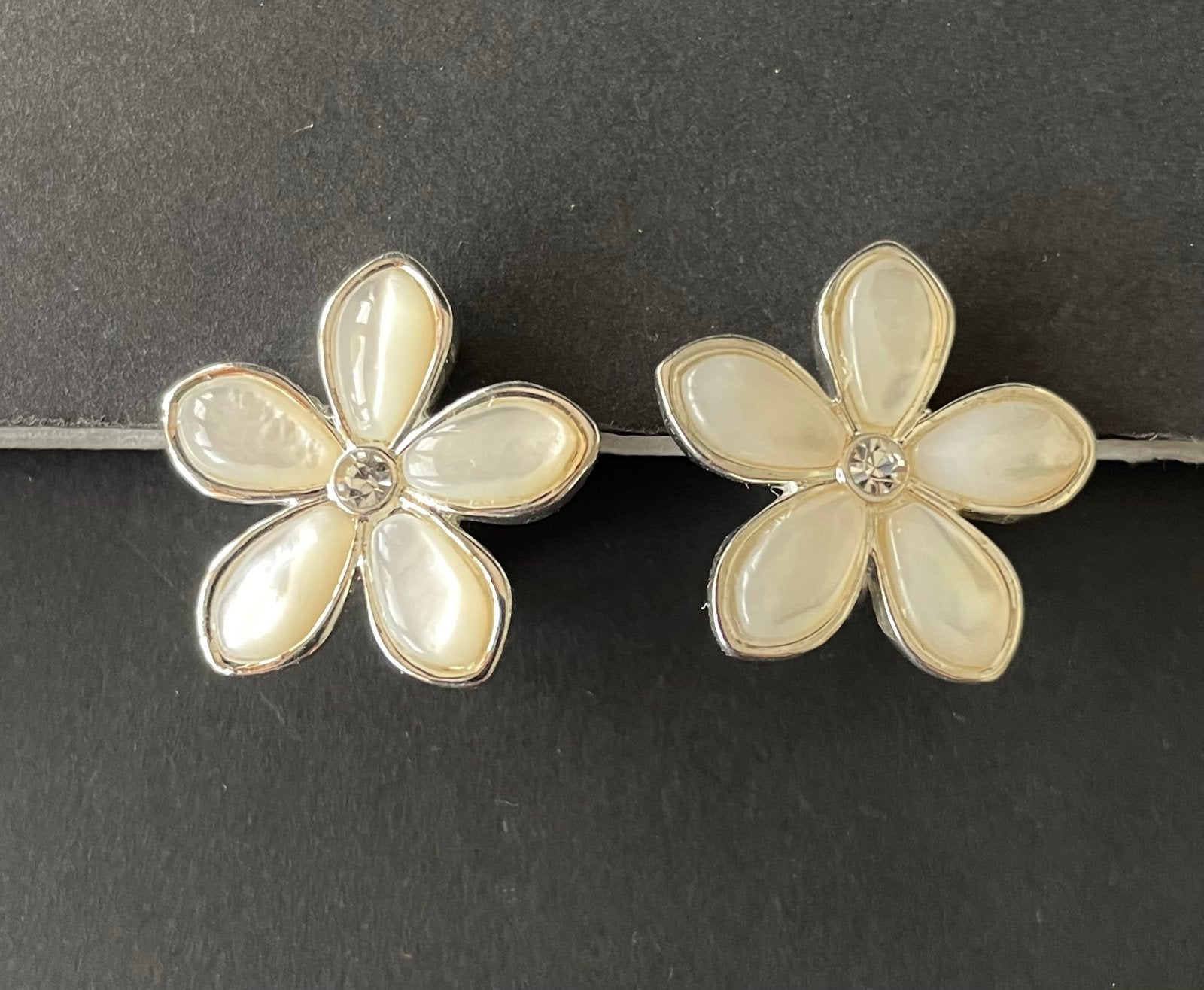 Monet bloemen oorbellen, Sieraden, Tassen en Uiterlijk, Overige materialen, Gebruikt, Verzenden, Knopjes of Stekers