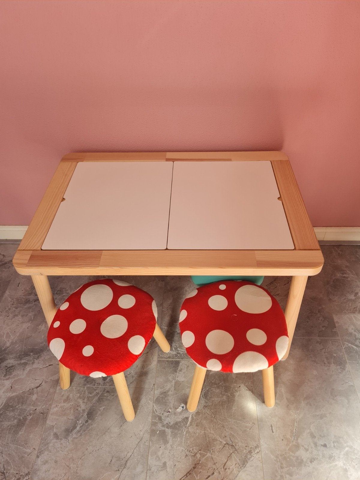 IKEA FLISAT Kindertafel met 2 krukjes, Ophalen, Zo goed als nieuw, Tafel(s) en Stoel(en)
