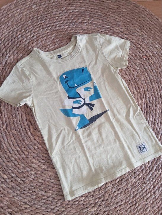Geel Hema T-shirt met Dino print - Maat 122/128, Gebruikt, Ophalen of Verzenden, Shirt of Longsleeve, Hema