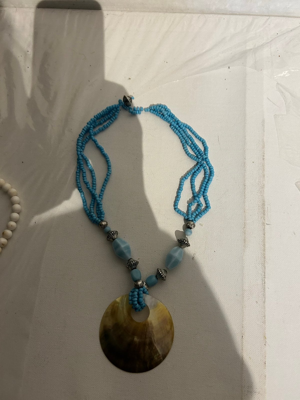 Turquoise kralenketting met schelphanger, Sieraden, Tassen en Uiterlijk, Kettingen, Gebruikt, Blauw, Ophalen of Verzenden, Overige materialen