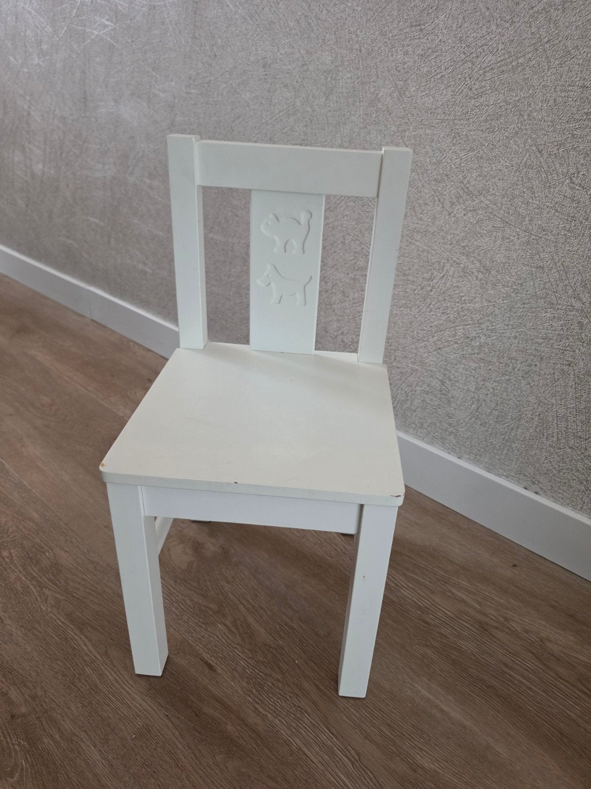 Wit kinderstoeltje met dierenfiguren, 29cm hoog, Kinderen en Baby's, Ophalen, Gebruikt, Overige typen