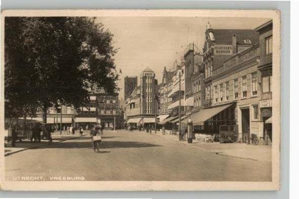 Utrecht Vreeburg Hotel Café Willems rechts st 1935 HEMA foto, Verzenden, 1920 tot 1940, Gelopen, Utrecht
