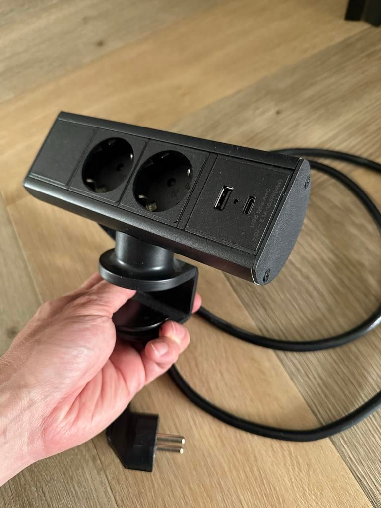 Stekkerdoos met 2 stopcontacten en USB-A/C poorten, Doe-het-zelf en Verbouw, Elektra en Kabels, Gebruikt, Stopcontact, Ophalen of Verzenden