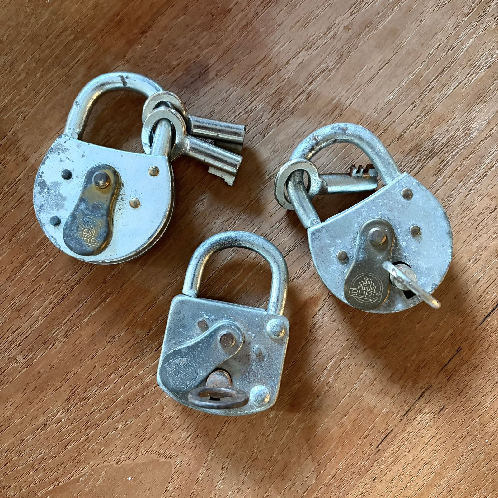 Oud slot, vintage sloten, burg slotje, antiek hangslot, Ophalen