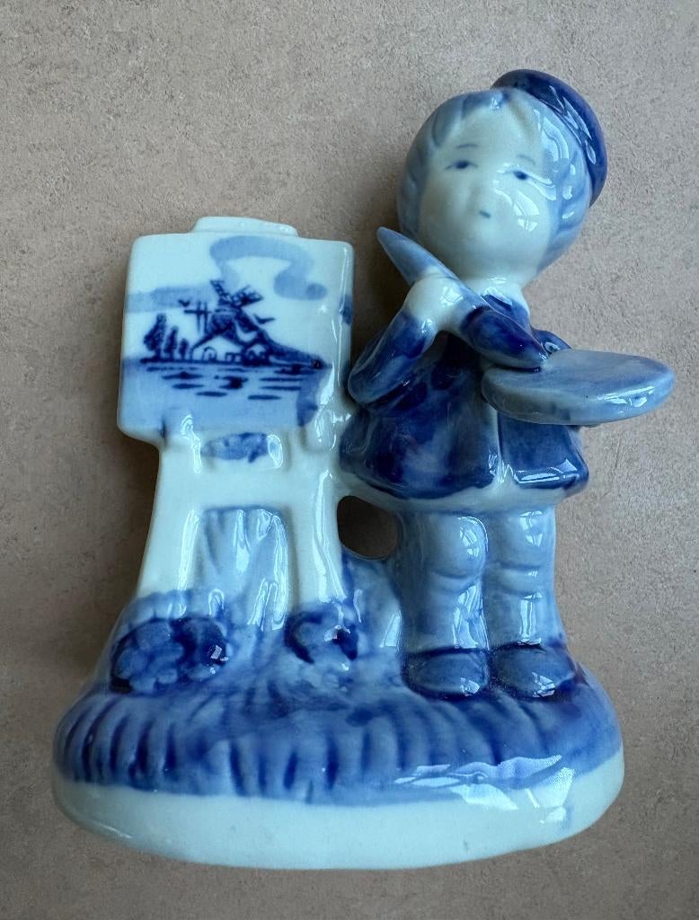 Gzhel porseleinen beeldje van een Hollands schilderesje, Antiek en Kunst, Ophalen of Verzenden