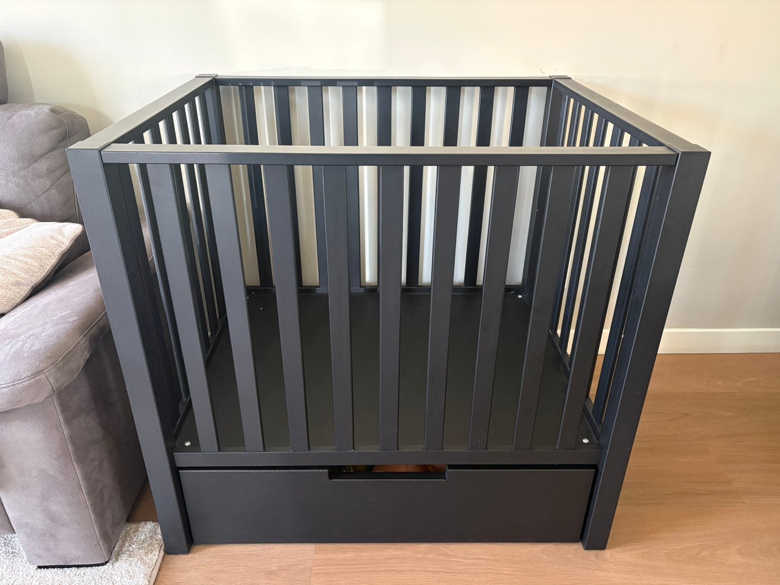 Europe Baby Mees Box met lade mat zwart, Ophalen, Gebruikt, In hoogte verstelbaar