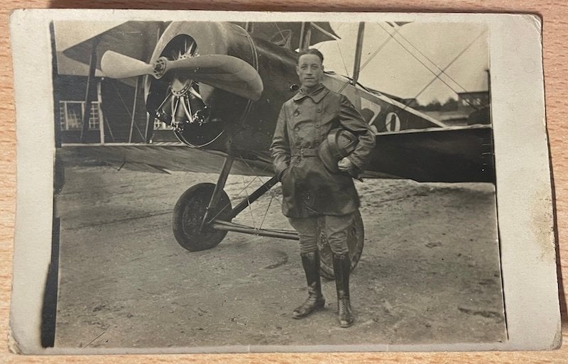 Piloot bij vliegtuig Spijker V.2 38 antieke fotokaart c.1918, Verzenden, Voor 1920, Ongelopen, Overige thema's