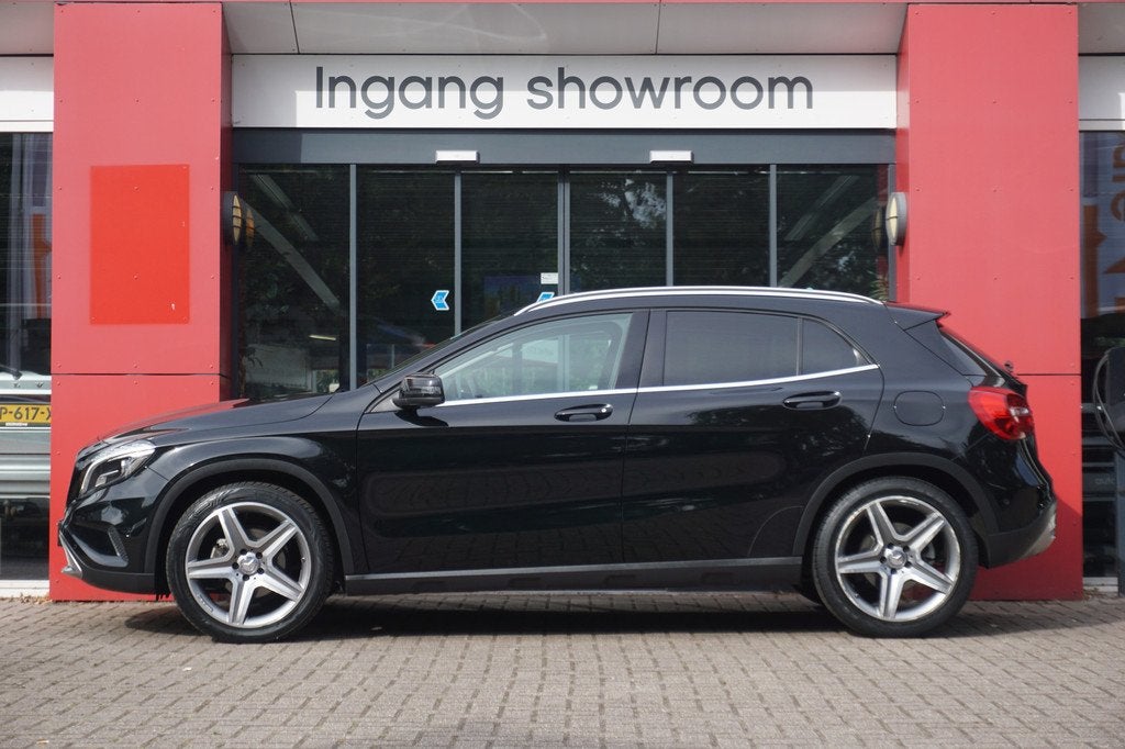 Mercedes-Benz GLA 200 Ambition | Rijklaar! | Airco | Navigat, Voorwielaandrijving, Gebruikt, Elektrische ramen, Leder en Stof